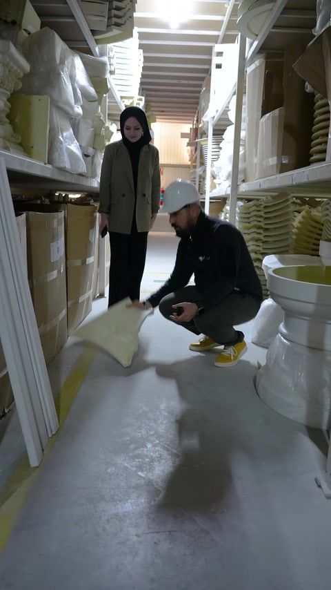 Dekoratif ürünün kenar ve yüzey ayrıntıları yakından inceleniyor