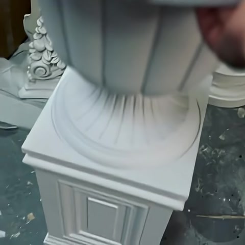 Poliüretan Üzeri Plastik Saksı, Dekoratif Dış ve İç Mekan Saksılarının İmalatı Fabrikadan Halka — 0:05