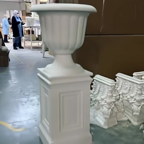 Poliüretan Üzeri Plastik Saksı, Dekoratif Dış ve İç Mekan Saksılarının İmalatı Fabrikadan Halka — 0:08