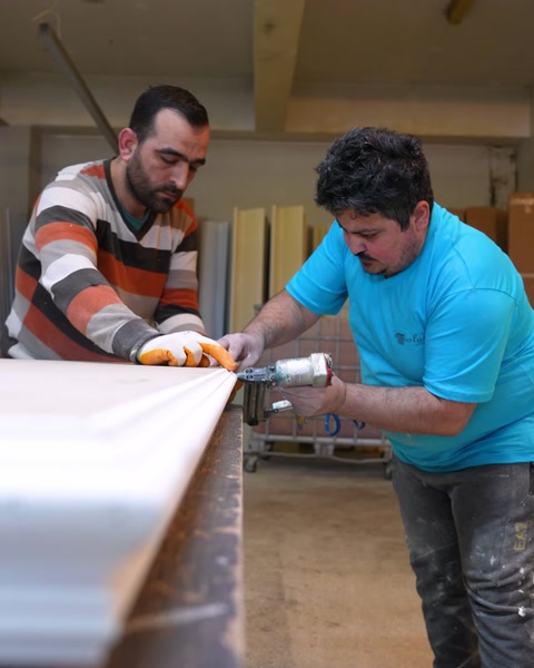 Ustalar, dekoratif kenar profilini tabla çevresine birlikte sabitliyor.