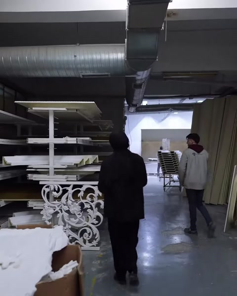 Üretim alanındaki raflar ve işlem bekleyen dekoratif parçalar tanıtılıyor