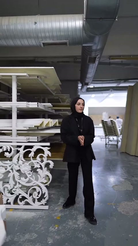 Sunucu, panel sergisinden ayrılıp diğer üretim bölümüne yöneliyor.