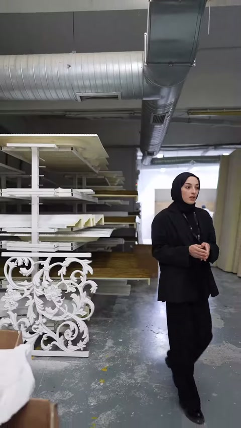 Sunucu, havalandırma kanalları altındaki geniş üretim alanını tanıtıyor.