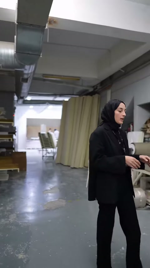 Üretim alanında yürüyen sunucu, sonraki dekoratif parçaya yaklaşıyor.