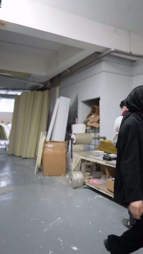 Atölyenin açık bölümünde sunucu paketleme tezgâhlarına doğru ilerliyor.