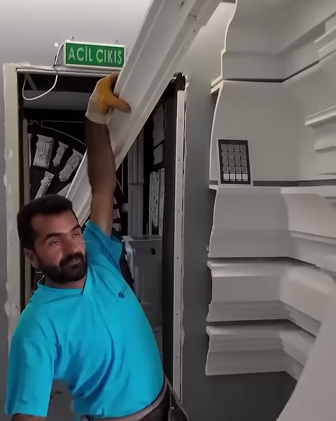 Usta büyük kemer söveyi iç mekândaki geçişe kaldırıyor