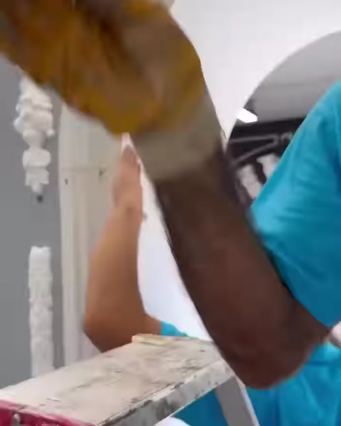 Kemer kenarındaki birleşim yüzeyine spatulayla macun uygulanıyor