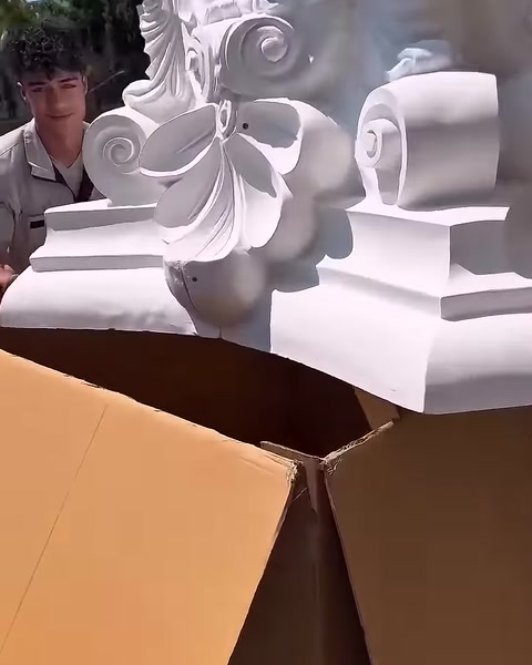 Akantus yaprakları ve kıvrımlı motiflerle bezeli ön yüz görülüyor.
