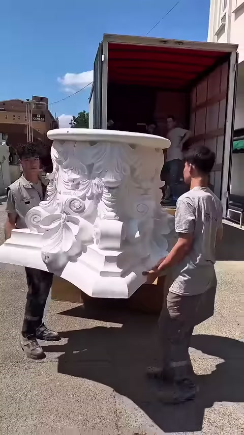 Büyük başlık kutudan tamamen çıkarılmış halde iki yandan taşınıyor