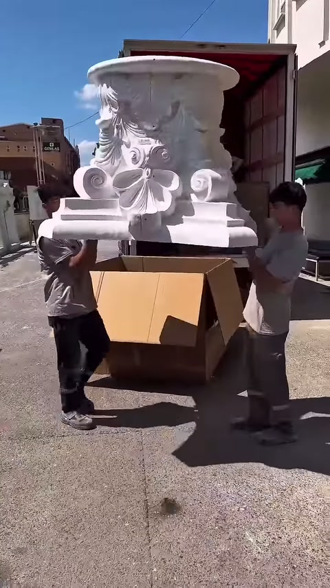 Başlığın geniş tabanı çalışanların elleri üzerinde dengeleniyor