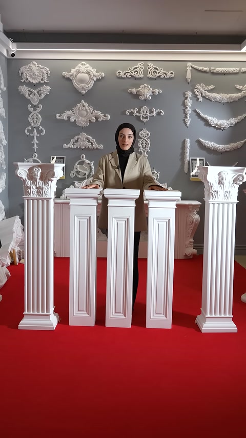 Çeşitli başlık ve kaidelerle tamamlanan sehpa sütunları birlikte sergileniyor