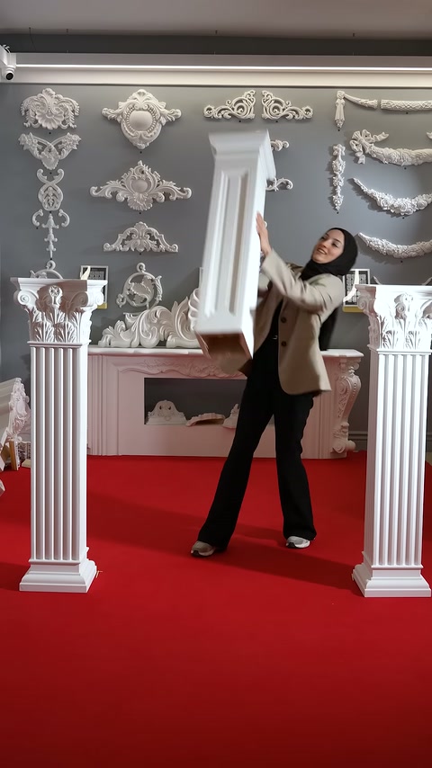 Sunucu, uzun gövdeli beyaz sütun parçasını iki eliyle yakalıyor.