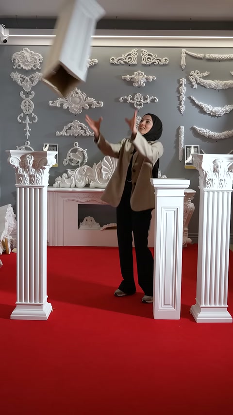 Yivli sütun parçası, sergilenen sütunlar arasında havaya bırakılıyor.