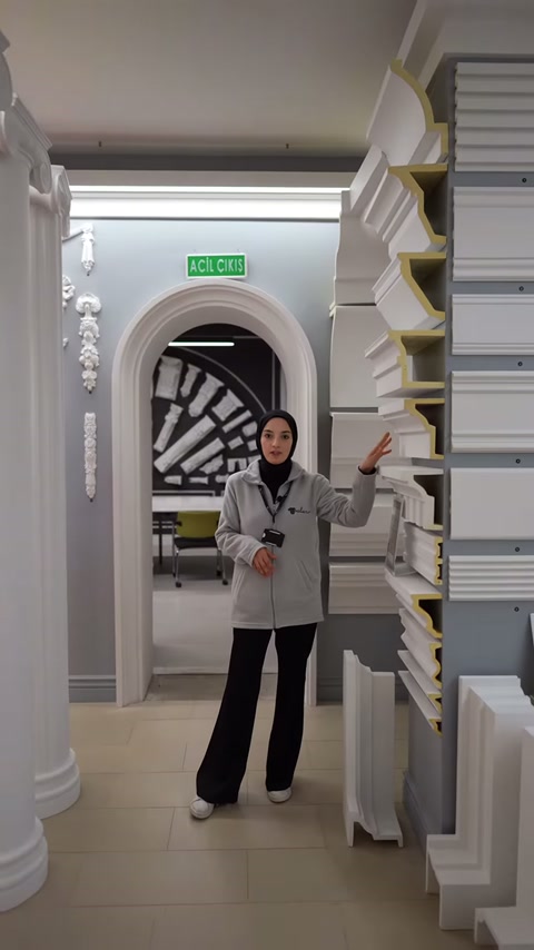 Sunucu teşhir salonunda duvardaki kat silmesi seçeneklerini işaret ediyor.