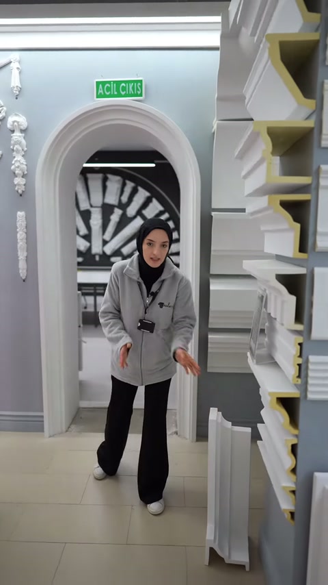 Dikey yerleştirilmiş söve parçaları rafların önünde topluca tanıtılıyor.