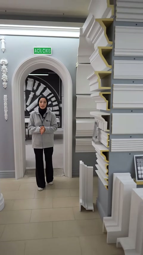 Sunucu ürünlerle çevrili koridorda kat silmelerini anlatıyor.