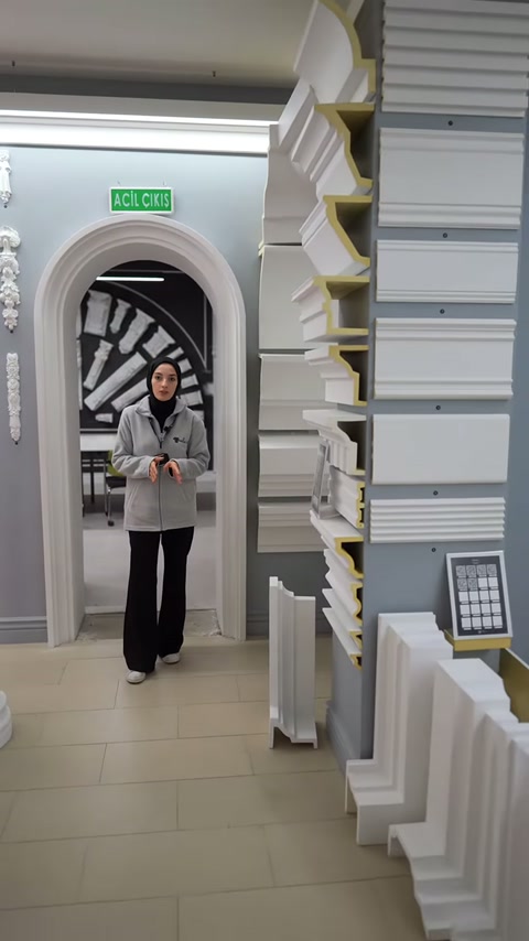 Beyaz söve ve saçak modelleri teşhir alanında birlikte sergileniyor.