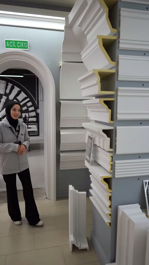 Kemerli kapı çevresi ve kademeli silme rafları tanıtılıyor.