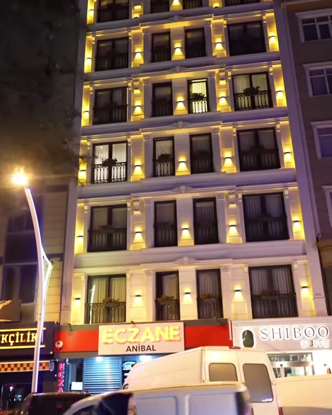 Söve, panel ve sütun detayları aydınlatılan tamamlanmış bina cephesi