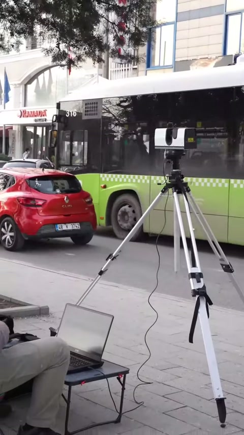 Tripod üzerindeki tarayıcı, kent içindeki yapının cephe ölçümünü gerçekleştiriyor.