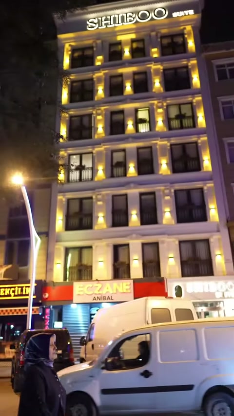 Tamamlanmış çok katlı yapıda söveler, pilasterler ve kat bantları aydınlatılıyor.