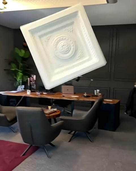 Kare Kaset Kubbe ve Geometrik Tavan Panelleriyle Klasik Mimariyi Modern Alanlara Taşıyan Poliüretan — 0:02