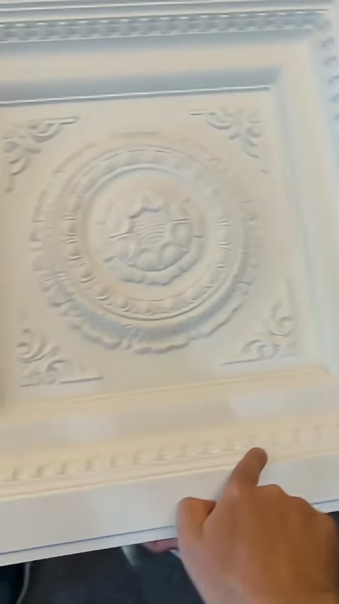 Merkezdeki dairesel rozet ile çevresindeki motifler yakından görülüyor