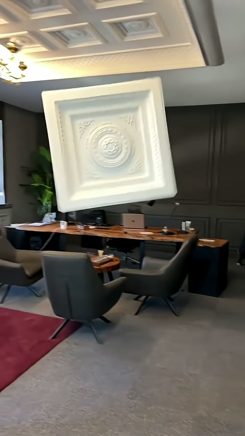 Video, tavandaki uygulamayı ve eldeki kare kaset paneli gösteriyor.