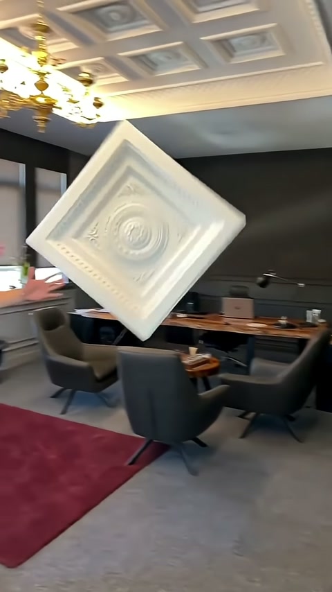 Kare poliüretan panel, avizeli iç mekânda çapraz açıyla sunuluyor.