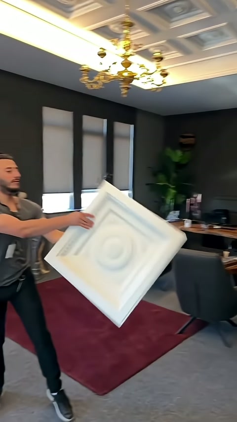 Sunucu kare tavan elemanını salon ortamında eğik konumda tanıtıyor.