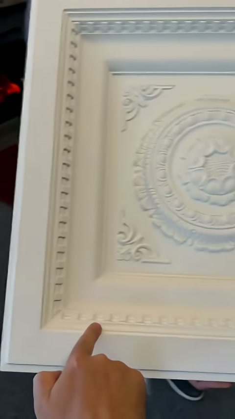 Parmak alt iç çerçevedeki kabartmalı geçiş hattını gösteriyor.