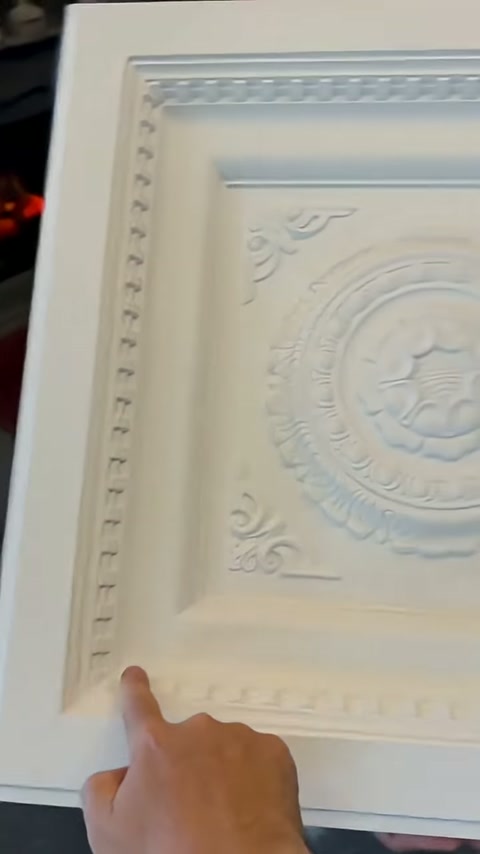 Panelin alt bordüründeki oval kabartmalar ve kademeli kenar öne çıkarılıyor.