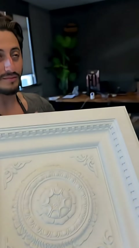 Panelin üst köşesi ve dairesel göbek motifi yakın kadrajda sunuluyor.