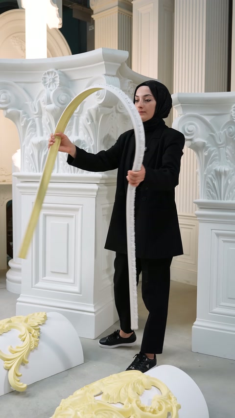 İki uzun esnek çıta dikey konumda kavis verilerek sergileniyor.