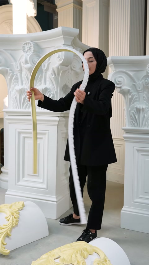 Beyaz kabartmalı profil sarı düz şeritle birlikte eğiliyor.