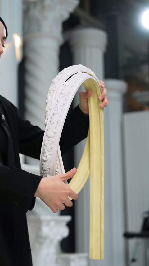 Sarı şerit beyaz motifli profilin içinden sarkarken karşılaştırılıyor.