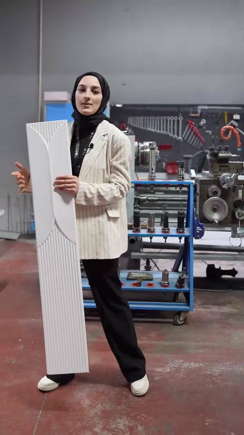 İki uzun dekoratif panel parçası yan yana gösteriliyor