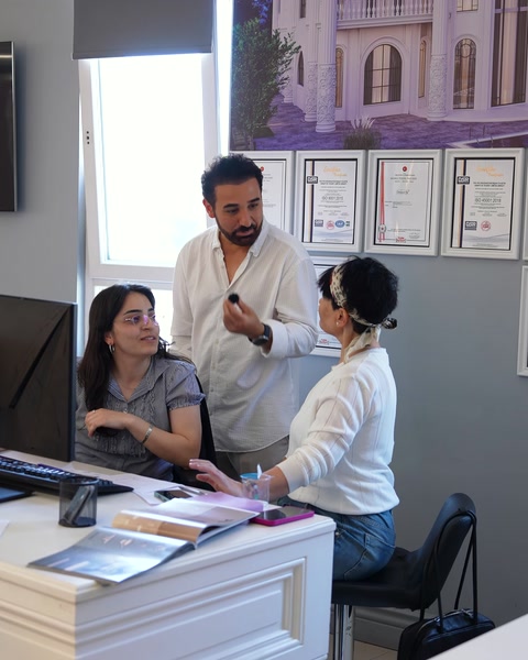 Poliüretan showroomda tasarımcı ile ekip masa başında görüşüyor