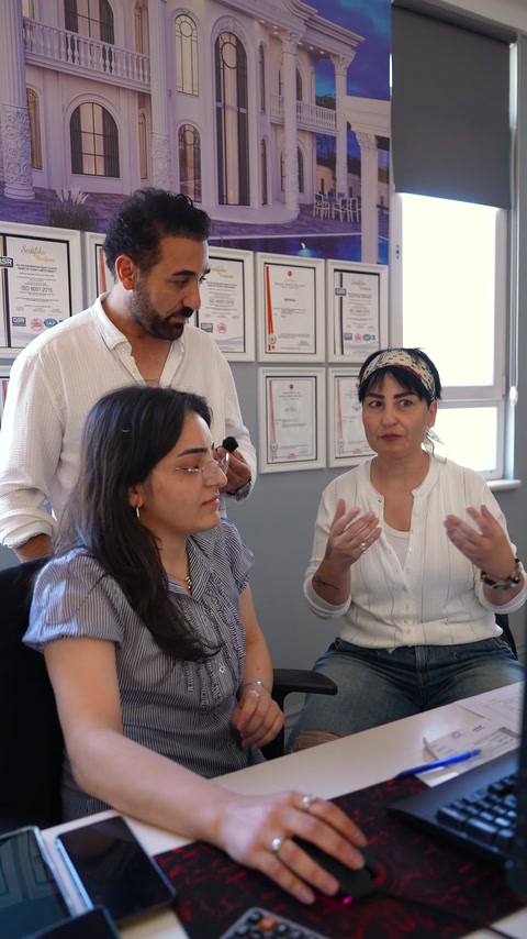 Selda Hanım iç mekan beklentilerini proje ekibine anlatıyor
