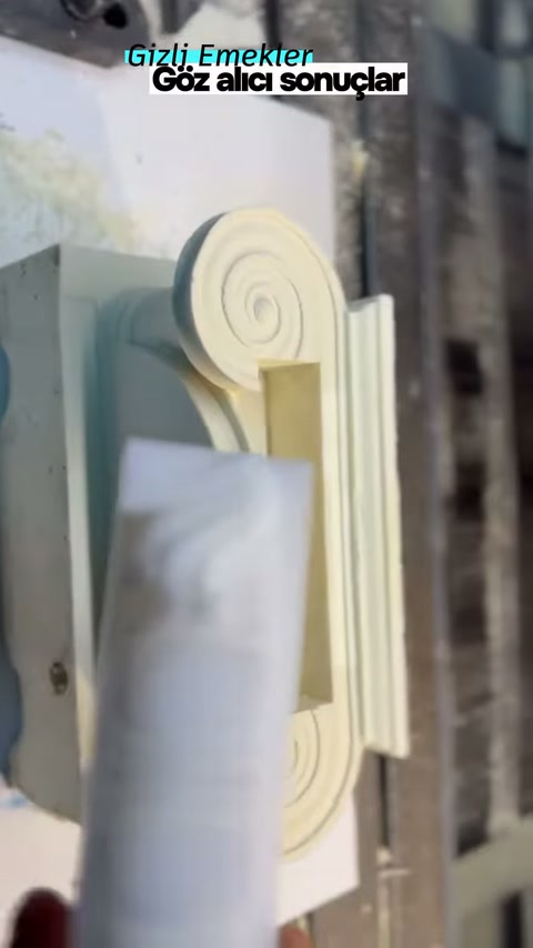 Beyaz dekoratif numune, başlığın merkezine yaklaştırılarak uyumu deneniyor
