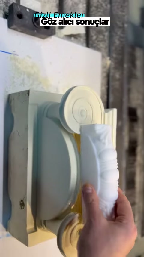 Süsleme parçası başlığın orta yüzeyine dikey biçimde yerleştiriliyor