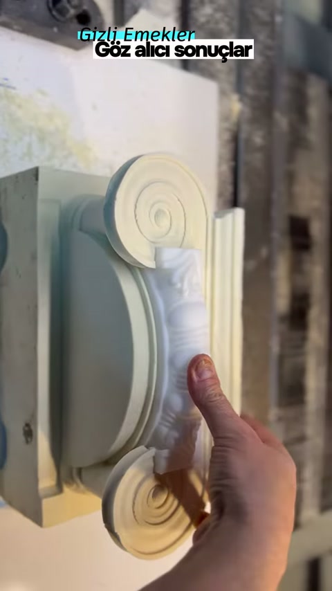 Kabartmalı numune, sol volütün altındaki boşluğa elle hizalanıyor