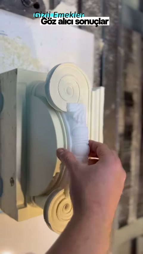El, yaprak desenli parçayı başlığın kıvrımına bastırarak kontrol ediyor