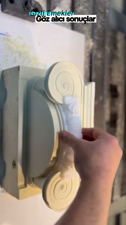 Dekoratif şerit, iki spiral uç arasındaki gövdeye oturtuluyor