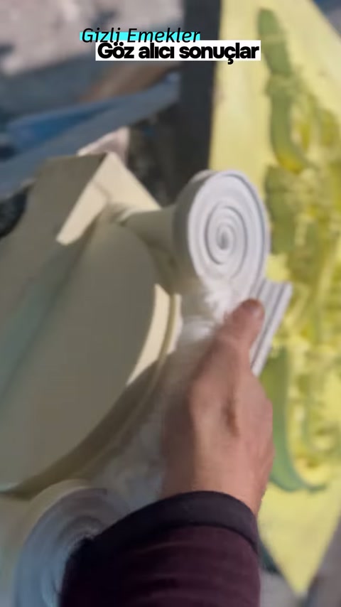 Spiral bezeme ve ince dikey oluklar yakın planda inceleniyor