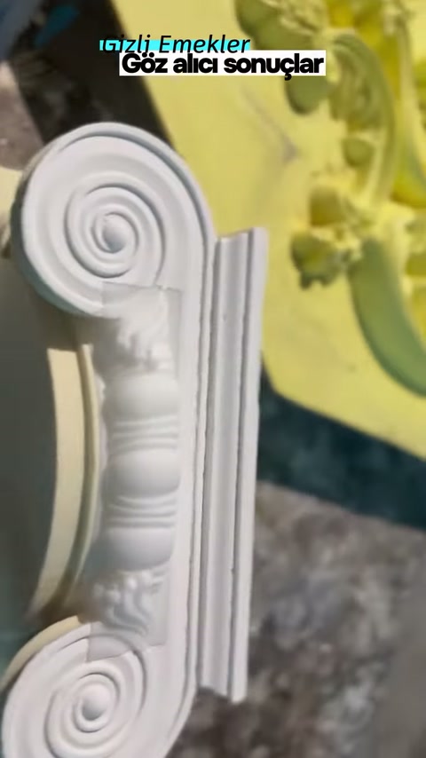 Bitmiş İyon başlığının kıvrımlı profili ve spiral köşeleri sergileniyor