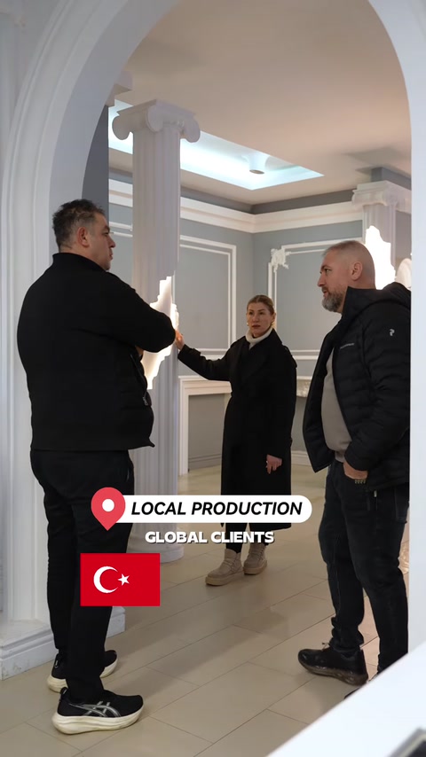 Sütun ve duvar çıtası örnekleri showroom ortamında inceleniyor