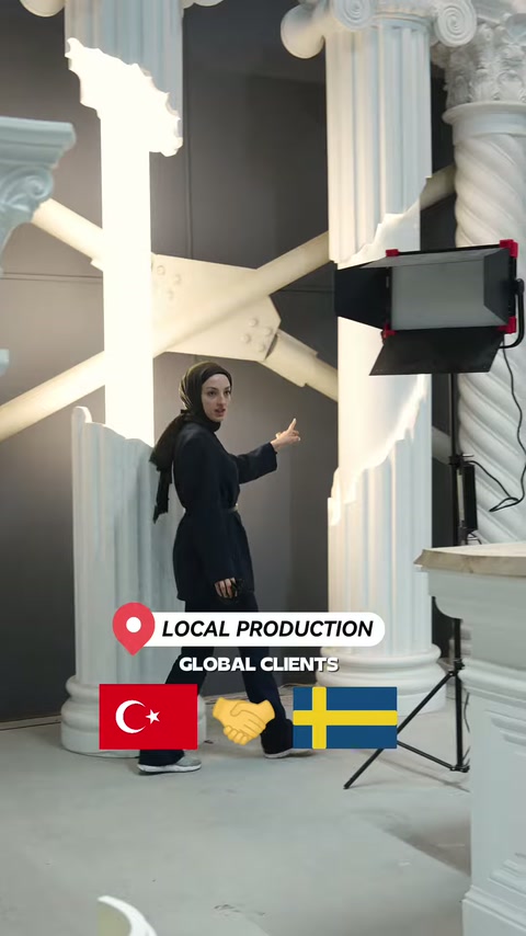Beyaz yivli sütunların sergilendiği duvar düzeni ziyaretçiye tanıtılıyor