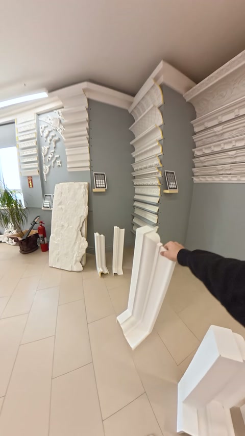 Showroom duvarında farklı genişliklerde kartonpiyer ve profil kesitleri sıralanıyor