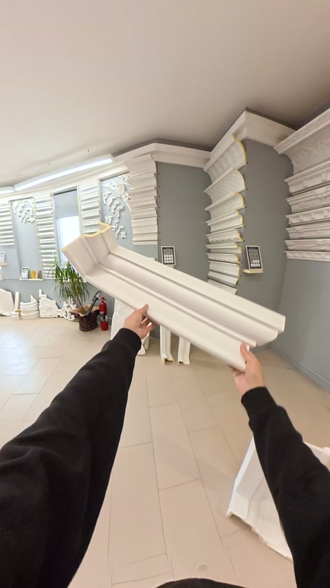 Geniş profilli kartonpiyerin basamaklı kesiti iki elle gösteriliyor
